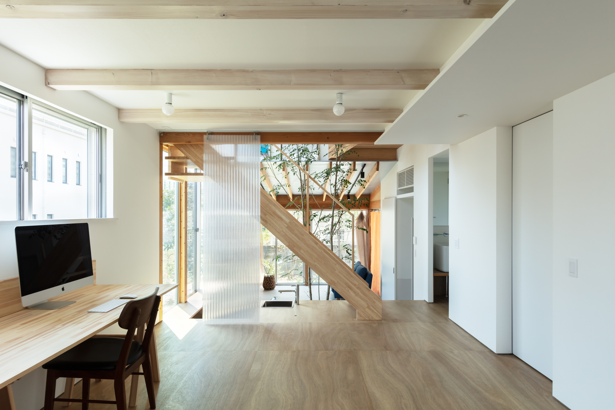 Căn nhà ở ngoại ô chan hòa với thiên nhiên nhờ thiết kế thân thiện với môi trường - Ảnh 6.