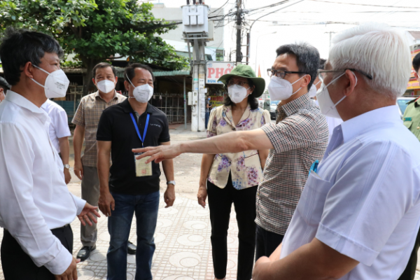 Phó Thủ tướng Vũ Đức Đam vào nơi khóa chặt động viên nhân dân chung tay phòng, chống dịch - Ảnh 4.