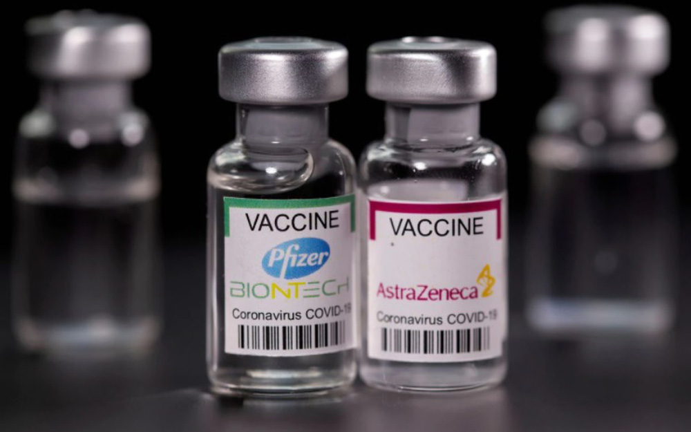 Hiệu quả của vaccine AstraZeneca và vaccine Pfizer sau 6 tháng là bao nhiêu? - Ảnh 1.