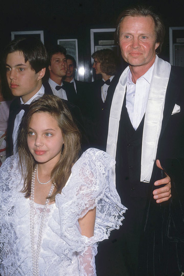 11 tuổi đã biết giật spotlight thì hèn gì khi lớn lên, Angelina Jolie chẳng hóa bà hoàng trên thảm đỏ - Ảnh 1.