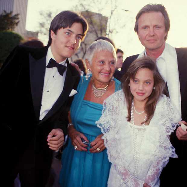 11 tuổi đã biết giật spotlight thì hèn gì khi lớn lên, Angelina Jolie chẳng hóa bà hoàng trên thảm đỏ - Ảnh 3.