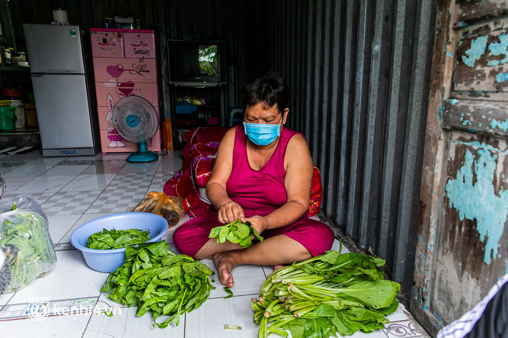 Các chiến sĩ bộ binh dầm mưa, mang rau củ tự tay trồng tặng bà con Sài Gòn khiến ai cũng xúc động: “Thấy mấy chú vất vả mà sao thương quá” - Ảnh 16.