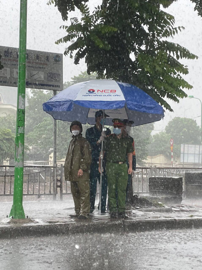 Xúc động khoảnh khắc các cán bộ chiến sĩ dầm mưa bám chốt chống dịch Covid-19 - Ảnh 2.