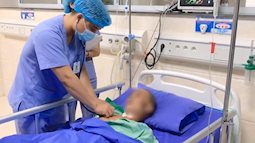 Cụ ông sốc phản vệ sau khi tự truyền dịch tại nhà