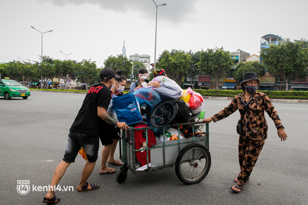 Ảnh: Bộ đội hỗ trợ đưa 2.000 người từ các khu trọ lụp xụp đến nhà nghỉ, chung cư ở vùng xanh tránh dịch - Ảnh 6.