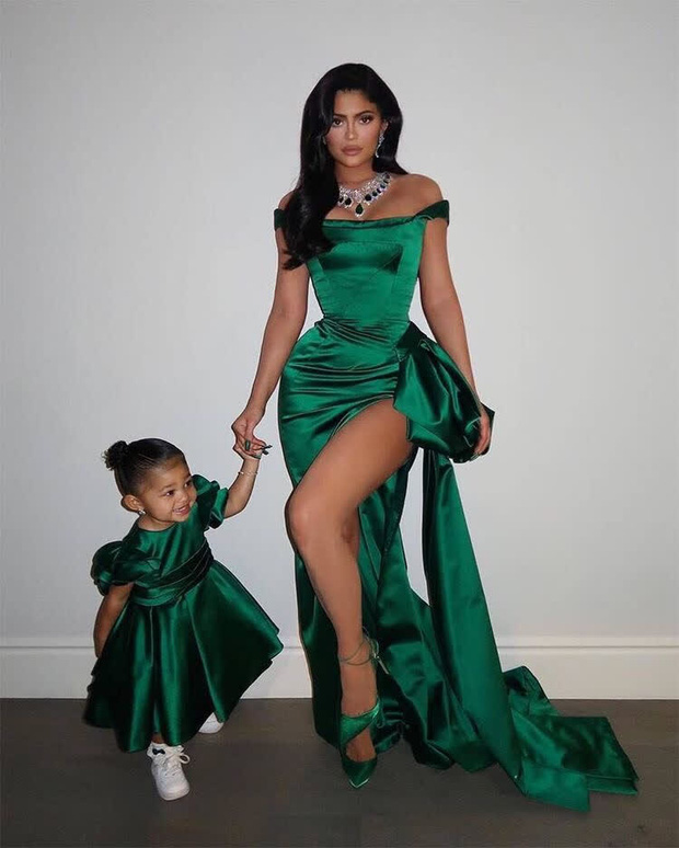 Kylie Jenner và những lần phá đảo thế giới ảo vì diện đồ đôi sang chảnh với con gái “iu” Stormi - Ảnh 11.