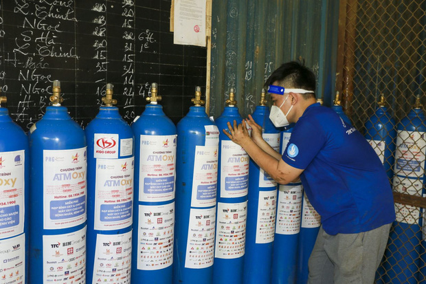 TP. Hồ Chí Minh đưa vào hoạt động trạm bơm oxy hỗ trợ ATM oxy và 400 trạm y tế lưu động - Ảnh 1.