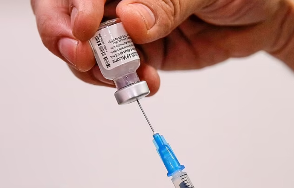 Vì sao sau khi tiêm vaccine COVID-19 nên kiêng rượu? - Ảnh 1.