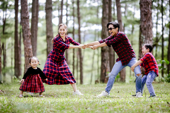 Phỏng vấn Khánh Thi trong vai trò làm mẹ: Học được nhiều điều từ khi có con, thích sinh thêm bé thứ 3 nhưng băn khoăn vì một điều - Ảnh 4.