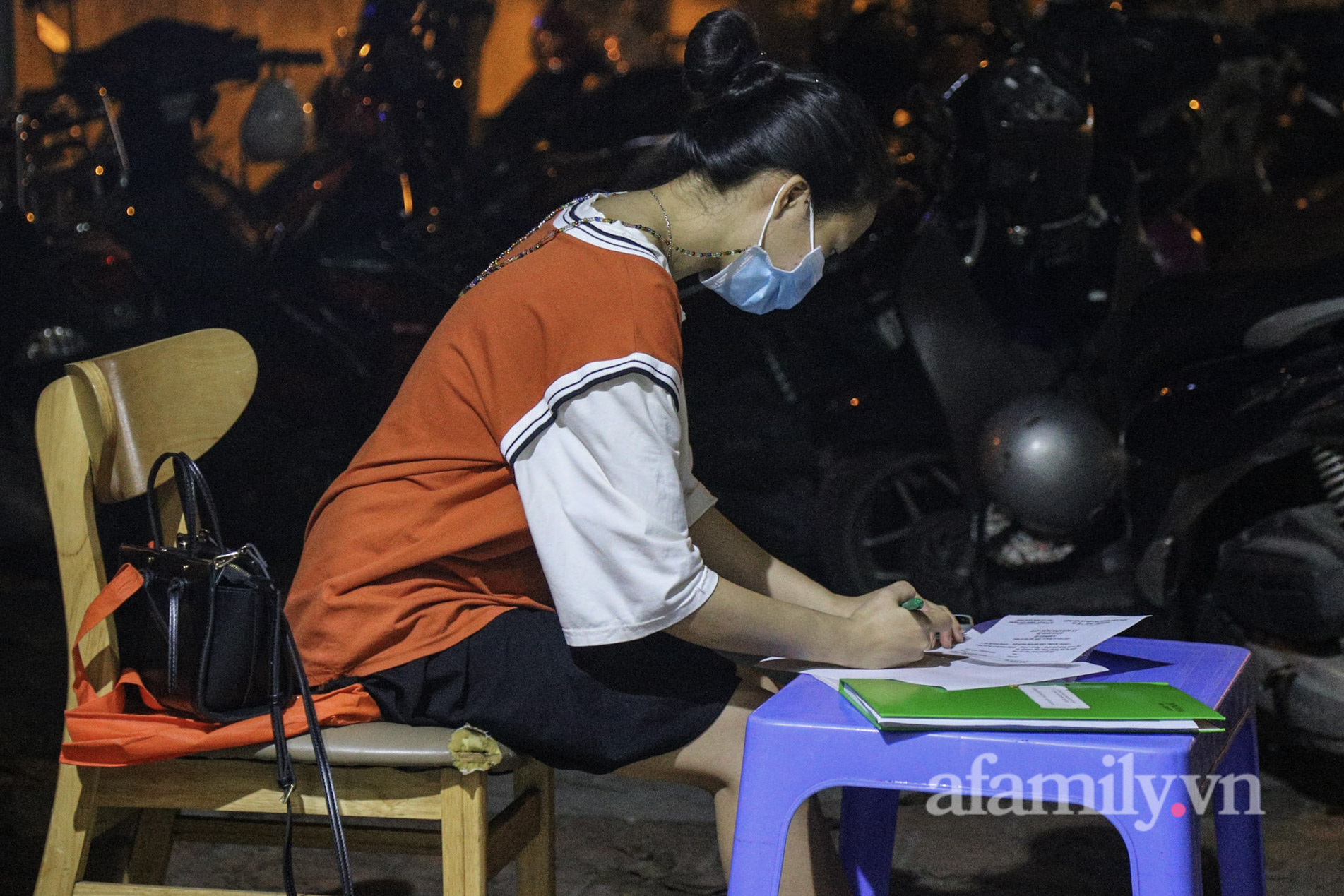 Hà Nội: Người dân xếp hàng đến đêm chờ đợi đến lượt hoàn tất thủ tục làm giấy đi đường mẫu mới - Ảnh 7.
