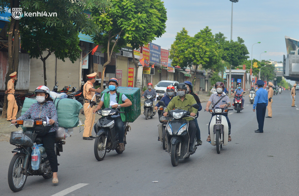 Hà Nội: Cảnh sát lập chốt dài hơn 1km kiểm tra người dân đi vào vùng đỏ - Ảnh 10.