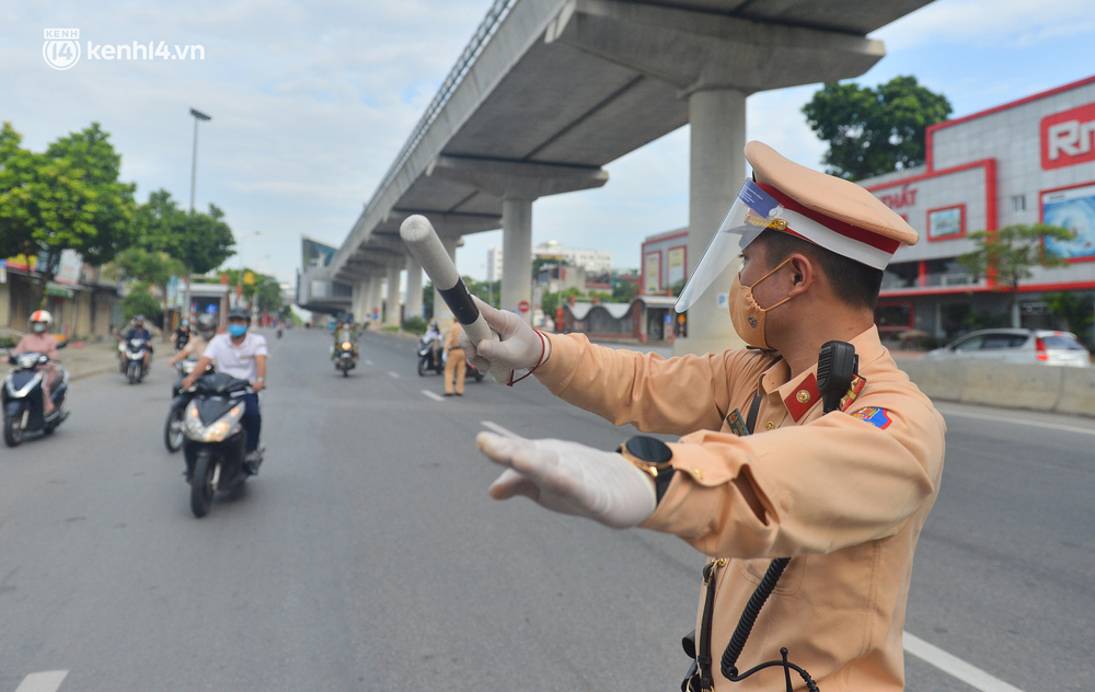 Hà Nội: Cảnh sát lập chốt dài hơn 1km kiểm tra người dân đi vào vùng đỏ - Ảnh 9.