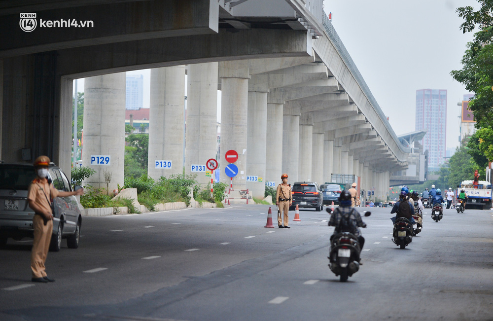 Hà Nội: Cảnh sát lập chốt dài hơn 1km kiểm tra người dân đi vào vùng đỏ - Ảnh 2.