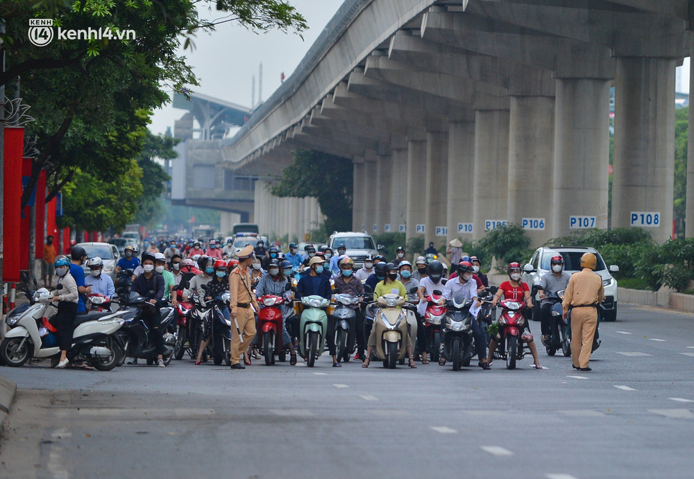 Hà Nội: Cảnh sát lập chốt dài hơn 1km kiểm tra người dân đi vào vùng đỏ - Ảnh 3.