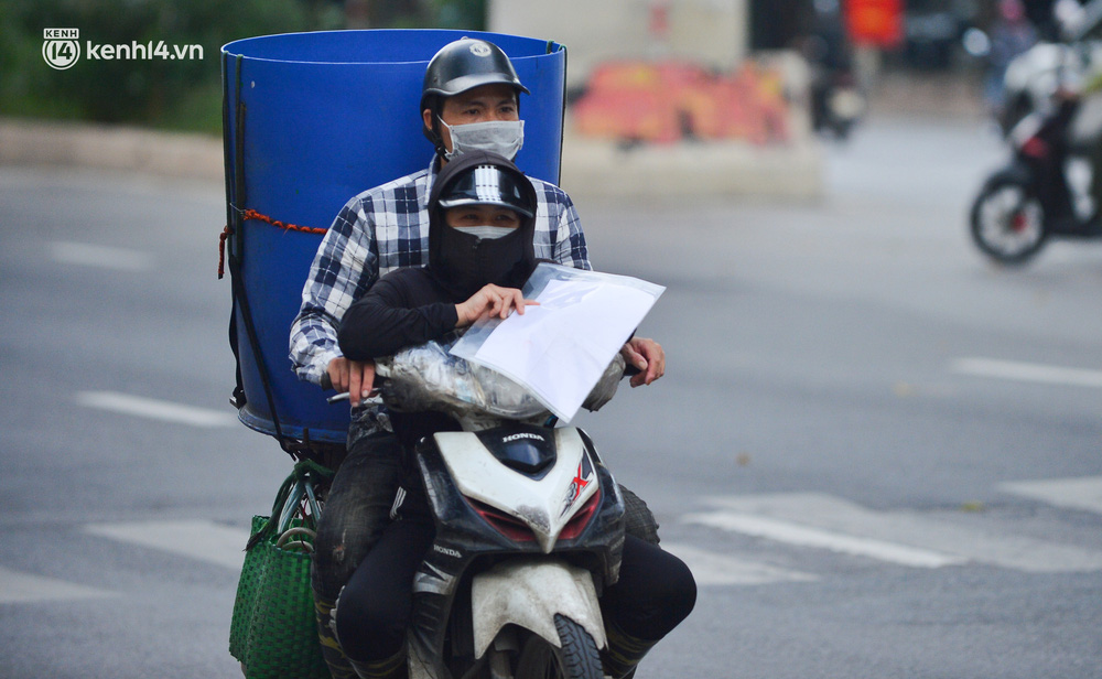 Hà Nội: Cảnh sát lập chốt dài hơn 1km kiểm tra người dân đi vào vùng đỏ - Ảnh 5.