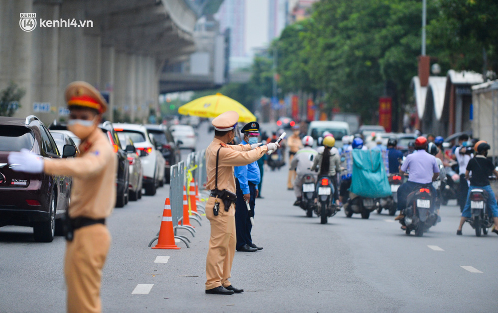 Hà Nội: Cảnh sát lập chốt dài hơn 1km kiểm tra người dân đi vào vùng đỏ - Ảnh 11.