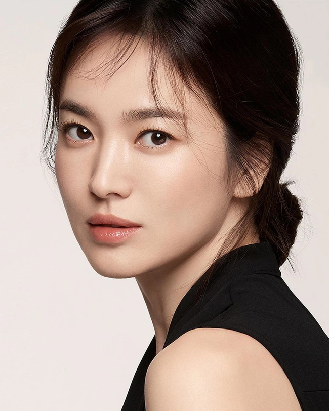 Đối thủ xứng tầm của Song Hye Kyo tung tạo hình phim mới đẹp mê hồn: Nhan sắc tuổi 50 khiến nhiều người mê mẩn - Ảnh 3.