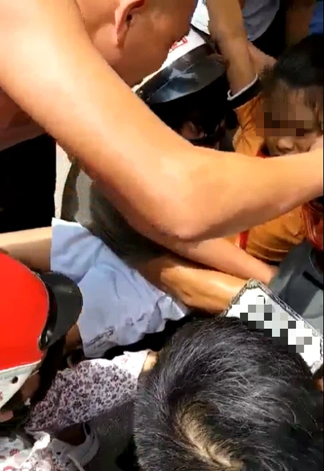 Nghẹt thở cảnh người dân chung sức giải cứu bé gái bị kẹt tay vào bánh xe do áo chống nắng - Ảnh 1.