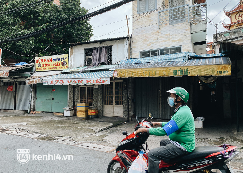 Ảnh: Nhiều quán cafe nổi tiếng, cơm tấm Sài Gòn vẫn trong tình trạng ngủ đông dù được bán mang về - Ảnh 12.
