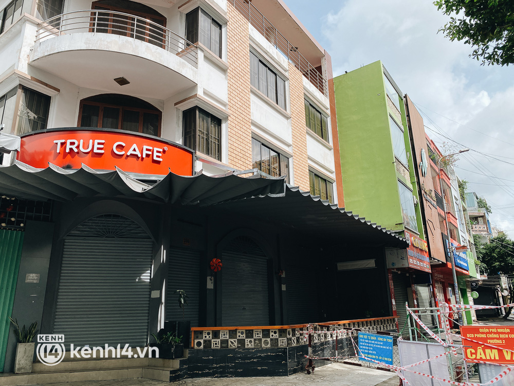 Ảnh: Nhiều quán cafe nổi tiếng, cơm tấm Sài Gòn vẫn trong tình trạng ngủ đông dù được bán mang về - Ảnh 11.