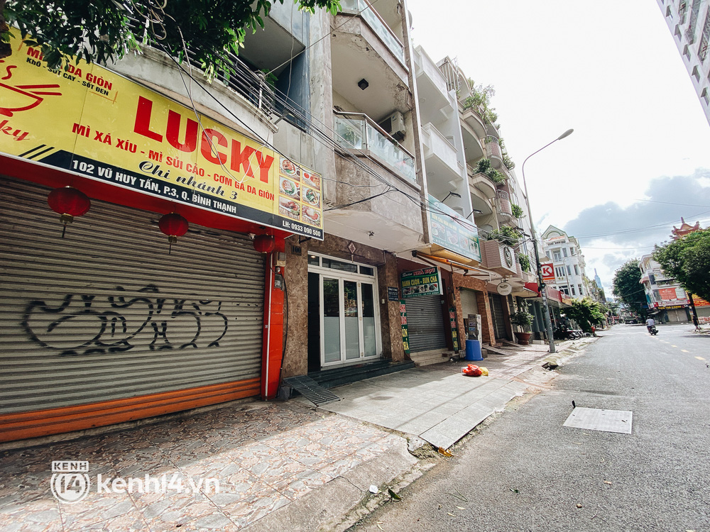 Ảnh: Nhiều quán cafe nổi tiếng, cơm tấm Sài Gòn vẫn trong tình trạng ngủ đông dù được bán mang về - Ảnh 9.