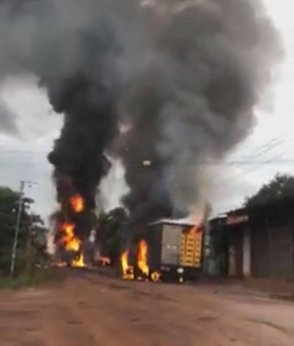 Nóng: Vừa tiếp xăng xong, xe bồn bốc cháy dữ dội rồi phát nổ lan sang xe tải ở Bình Phước - Ảnh 1.