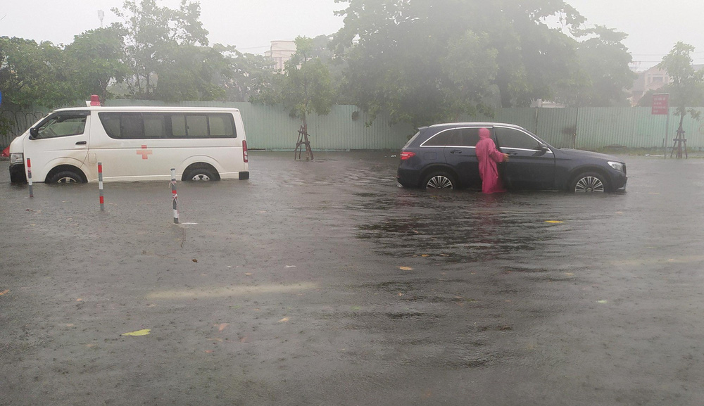 Tin bão số 5: Quân đội sẵn sàng 15 máy bay; xe cứu thương làm nhiệm vụ chống dịch chết máy khiến tài xế rối bời - Ảnh 3.