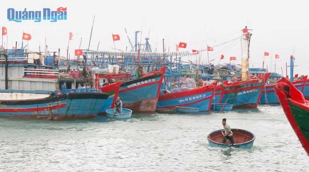 Tin bão số 5: Quân đội sẵn sàng 15 máy bay; xe cứu thương làm nhiệm vụ chống dịch chết máy khiến tài xế rối bời - Ảnh 5.