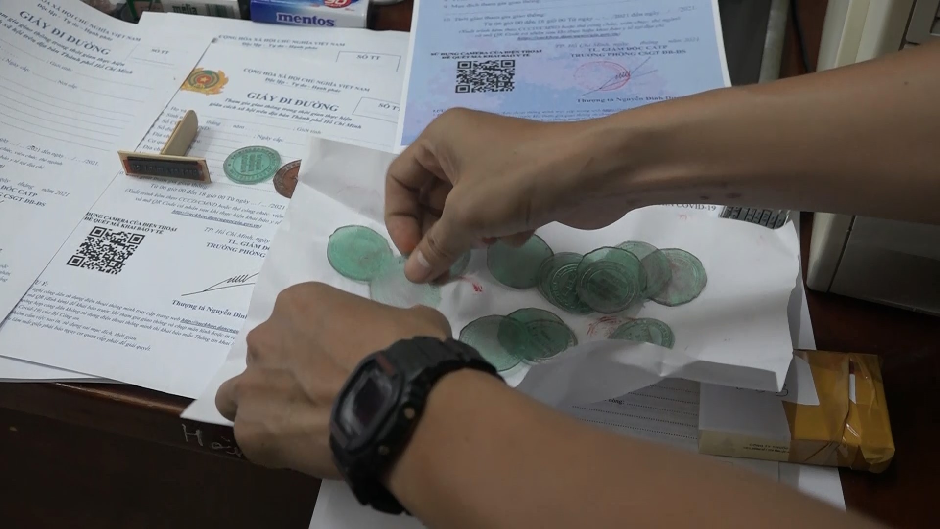 Công an TP HCM tóm gọn băng nhóm làm giấy đi đường giả bán 1-2 triệu đồng/giấy - Ảnh 4.