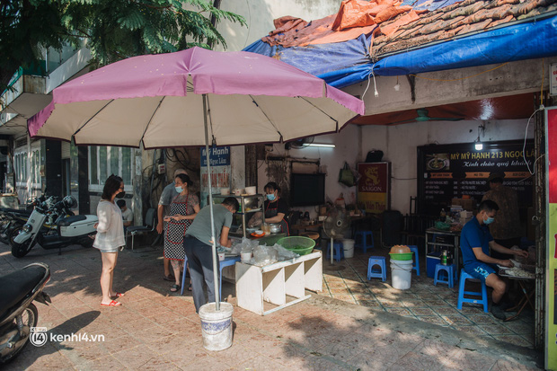 Xếp hàng dài mua đồ ăn ở Long Biên (Hà Nội): Khách mang cả cái nồi to, chủ quán làm 500 tô/ngày vẫn không đủ bán - Ảnh 11.