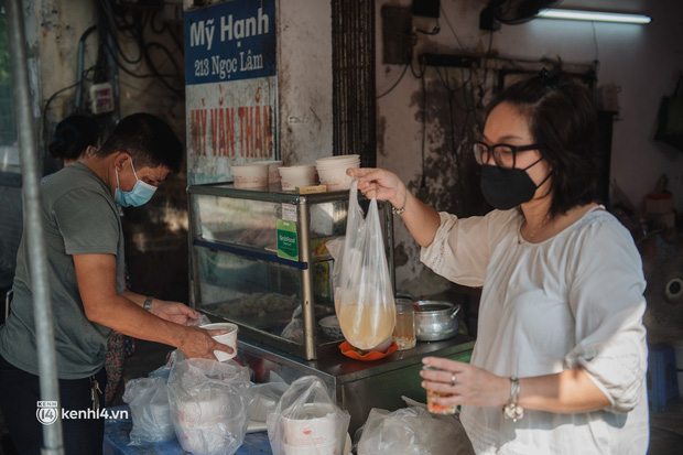 Xếp hàng dài mua đồ ăn ở Long Biên (Hà Nội): Khách mang cả cái nồi to, chủ quán làm 500 tô/ngày vẫn không đủ bán - Ảnh 12.