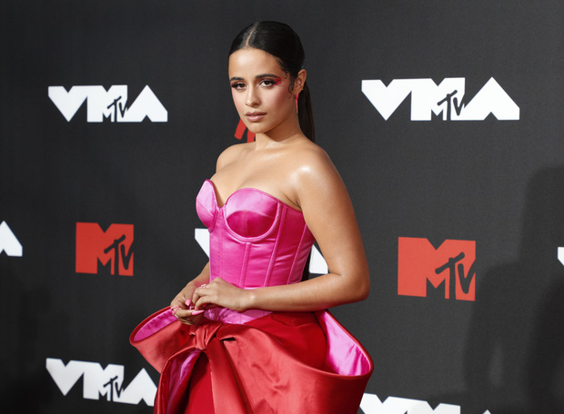 Siêu thảm đỏ VMAs 2021: Olivia Rodrigo ngực khủng đè bẹp Camila Cabello “dừ chát”, Megan Fox mặc như không dẫn đầu dàn mỹ nhân phô da thịt - Ảnh 2.