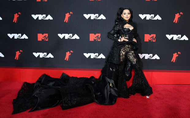 Siêu thảm đỏ VMAs 2021: Olivia Rodrigo ngực khủng đè bẹp Camila Cabello “dừ chát”, Megan Fox mặc như không dẫn đầu dàn mỹ nhân phô da thịt - Ảnh 15.