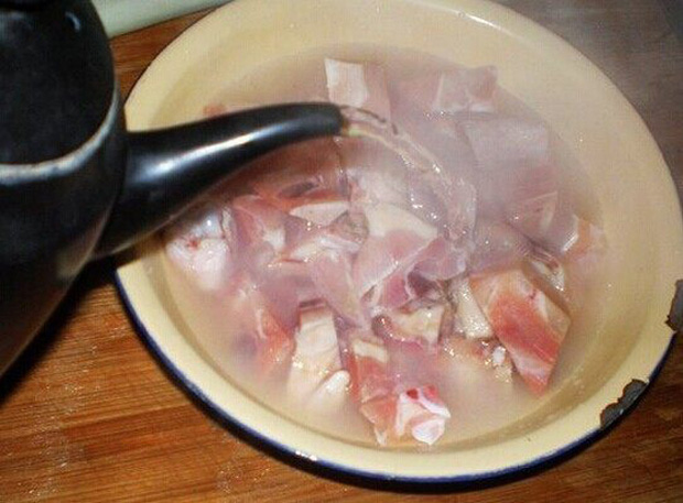 Trước khi nấu ăn, nhiều người đem chần thịt lợn qua nước nóng để loại bỏ chất bẩn: Chuyên gia nói sai lầm tai hại - Ảnh 2.