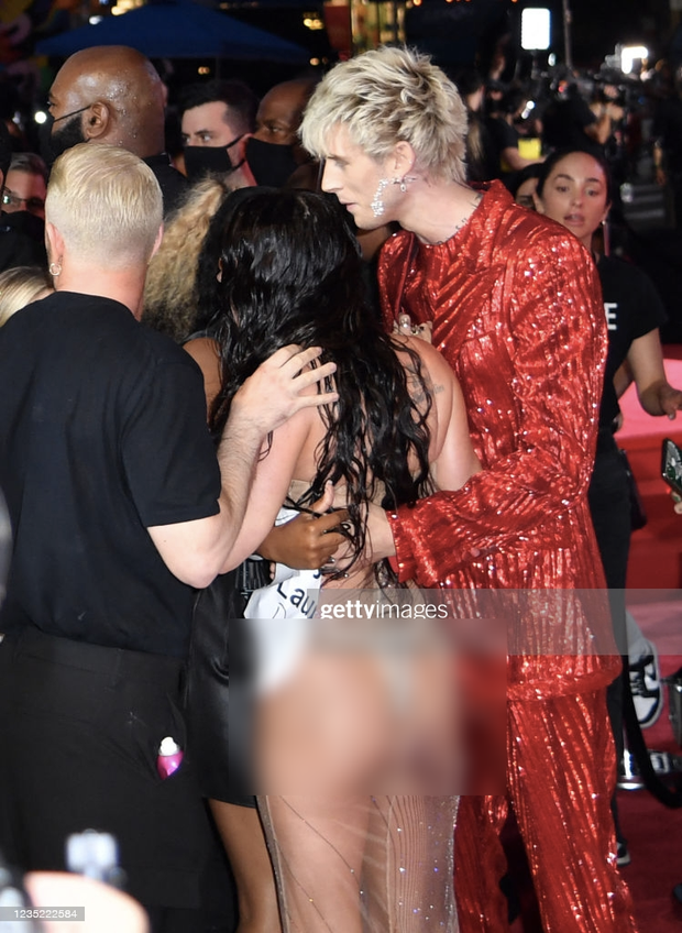 Siêu thảm đỏ VMAs 2021: Olivia Rodrigo ngực khủng đè bẹp Camila Cabello “dừ chát”, Megan Fox mặc như không dẫn đầu dàn mỹ nhân phô da thịt - Ảnh 9.