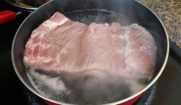 Trước khi nấu ăn, nhiều người đem chần thịt lợn qua nước nóng để loại bỏ chất bẩn: Chuyên gia nói sai lầm tai hại - Ảnh 1.