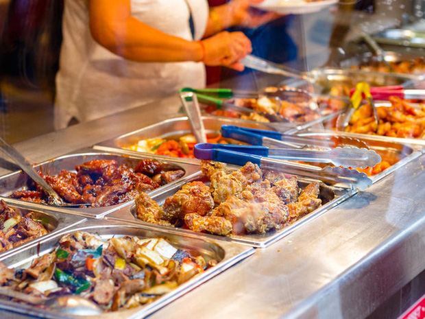 Chuyên gia thực phẩm tiết lộ những món bẩn nhất trong nhà hàng buffet: Khách nào cũng thích nhưng có món đầu bếp còn từ chối ăn - Ảnh 1.