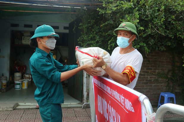 Ổ dịch liên quan quận Long Biên tăng lên 12 ca, liệu có ảnh hưởng việc Hà Nội nới lỏng giãn cách xã hội? - Ảnh 2.