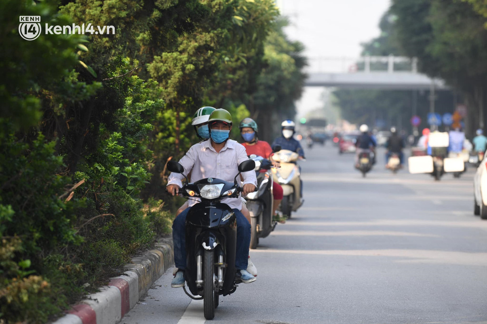 Ảnh: Hà Nội sáng đầu tiên nới lỏng giãn cách xã hội, người dân lại được trải nghiệm đặc sản tắc đường - Ảnh 18.