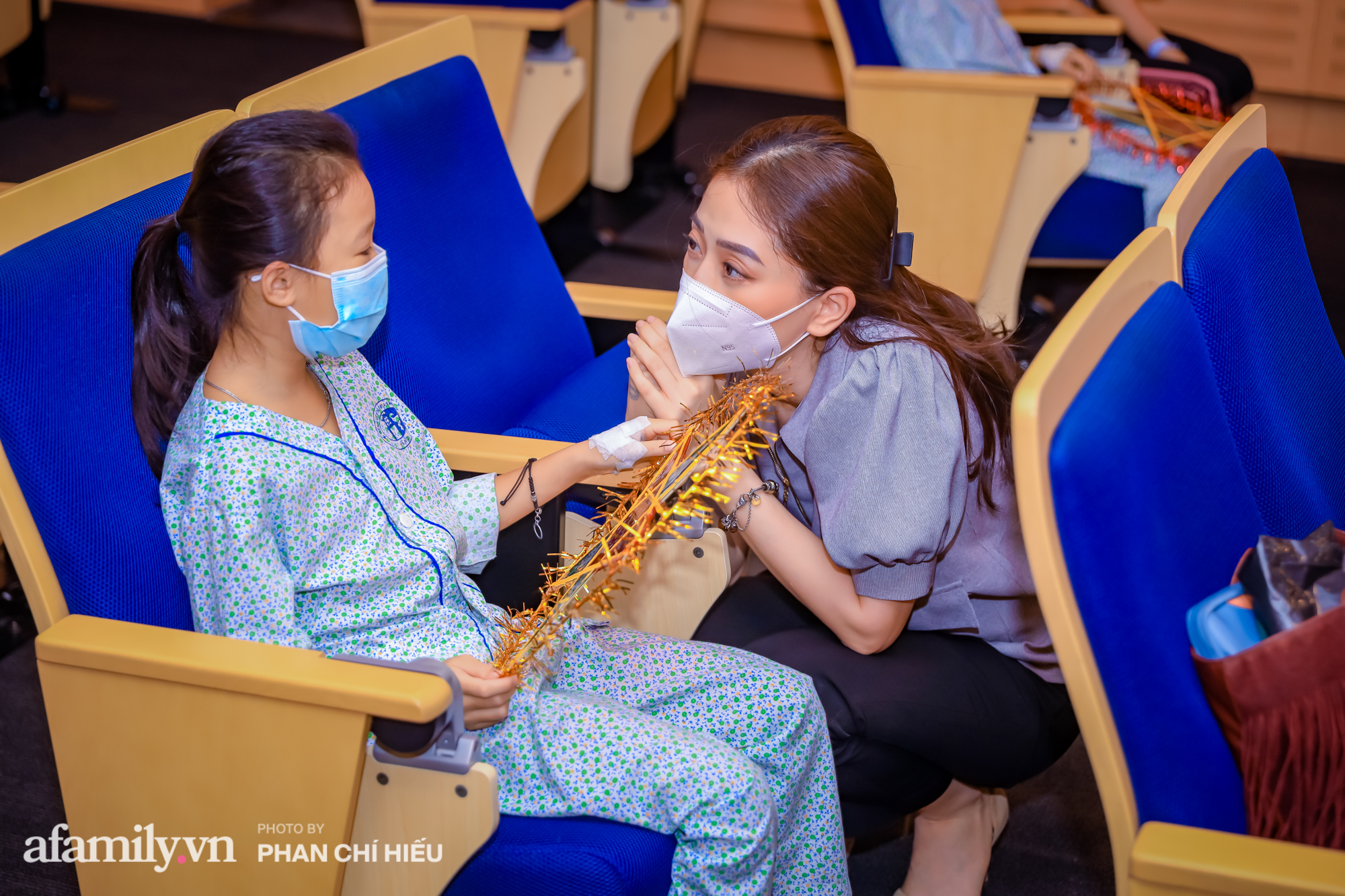 Tết Trung thu đặc biệt cùng với những chị Hằng và chú Cuội nhí trong bệnh viện, dịch Covid làm con phải đeo khẩu trang nhưng sao ngăn được nụ cười giòn trên môi - Ảnh 7.