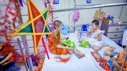 Tết Trung thu đặc biệt trong bệnh viện mùa Covid của các em nhỏ tại Hà Nội, phải đeo khẩu trang nhưng sao ngăn được nụ cười "giòn" trên môi