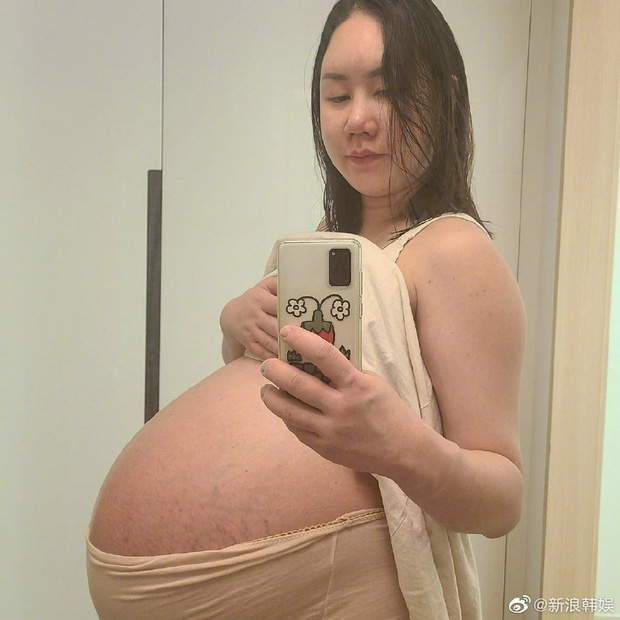 Mỹ nhân Hàn khoe vòng 2 muốn nổ tung vì mang thai sinh ba, tăng tới 44kg và phải ngồi xe lăn di chuyển - Ảnh 2.