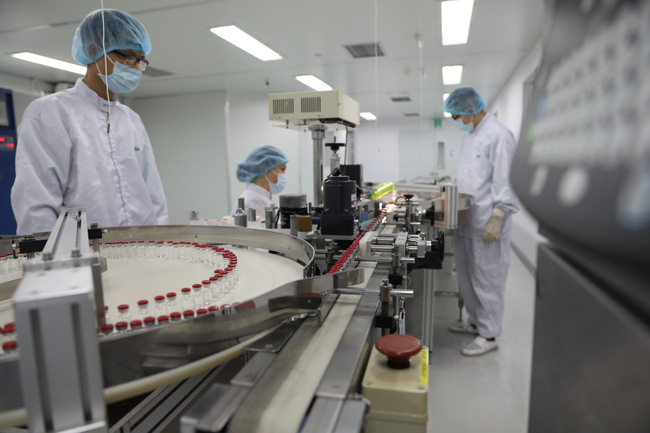 Việt Nam sản xuất thành công lô vắc xin Sputnik V đầu tiên - Ảnh 1.