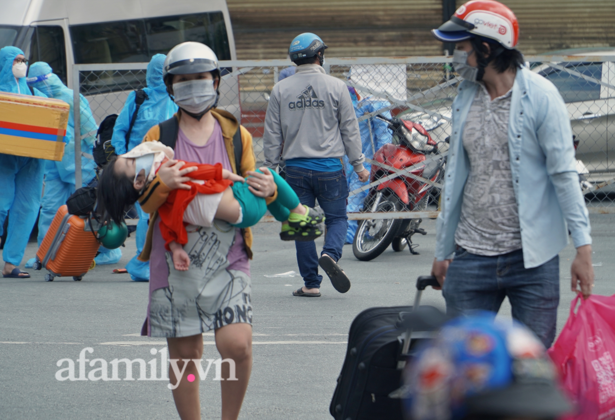 Thương lắm hình ảnh các bé theo chân mẹ bầu về quê tránh dịch dưới cơn mưa Sài Gòn tầm tã - Ảnh 6.