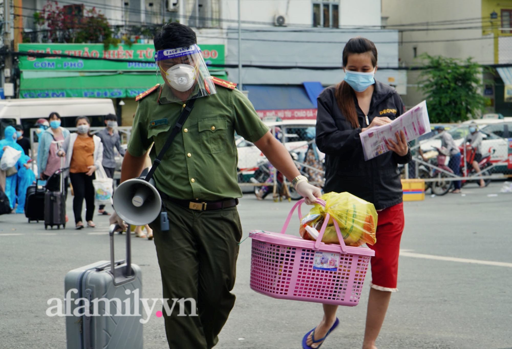 Thương lắm hình ảnh các bé theo chân mẹ bầu về quê tránh dịch dưới cơn mưa Sài Gòn tầm tã - Ảnh 2.