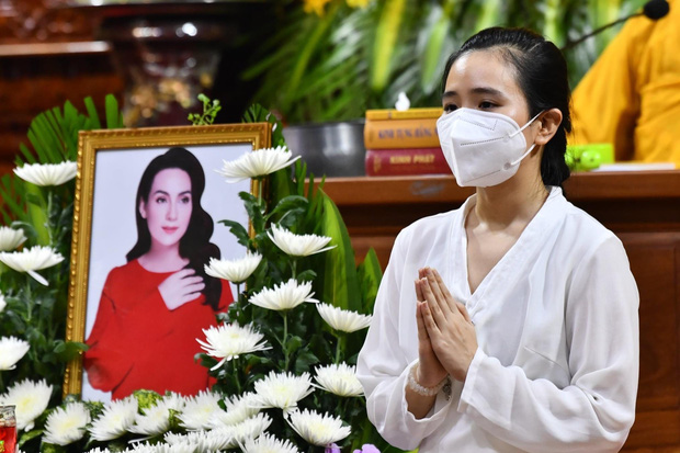 Lễ cầu siêu nữ ca sĩ Phi Nhung: Xót xa di ảnh người quá cố, Thanh Lam - Phương Thanh và các nghệ sĩ nghẹn ngào tiễn biệt - Ảnh 3.