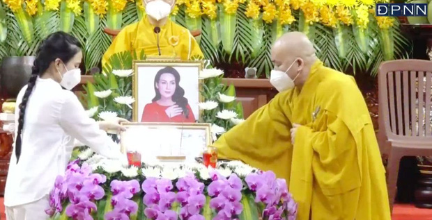 Lễ cầu siêu nữ ca sĩ Phi Nhung: Xót xa di ảnh người quá cố, Thanh Lam - Phương Thanh và các nghệ sĩ nghẹn ngào tiễn biệt - Ảnh 12.