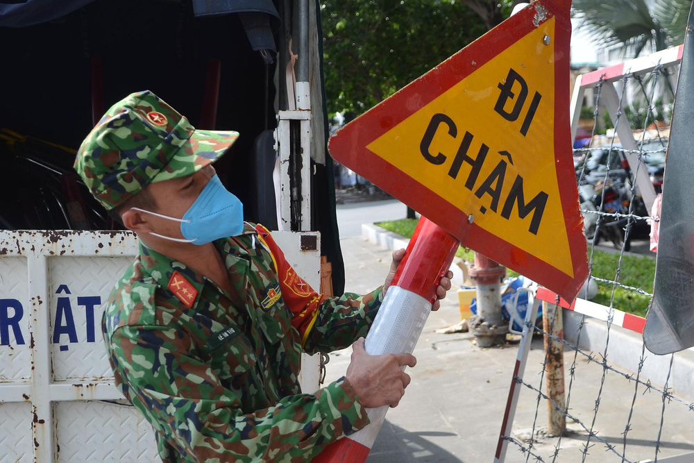 TP HCM: Dỡ hơn 300 chốt phong tỏa, rào kẽm gai, người dân vui mừng sắp được đi chợ rồi - Ảnh 3.