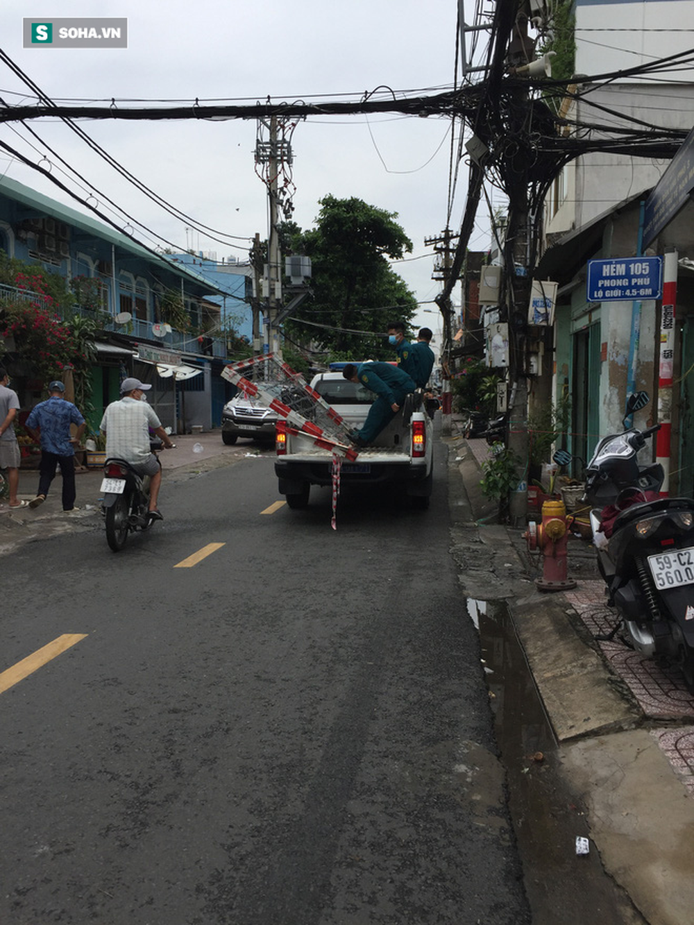 TP.HCM: Rào chắn đồng loạt được dỡ bỏ, người dân mong mỏi cuộc sống bình thường mới đến từng giờ - Ảnh 1.