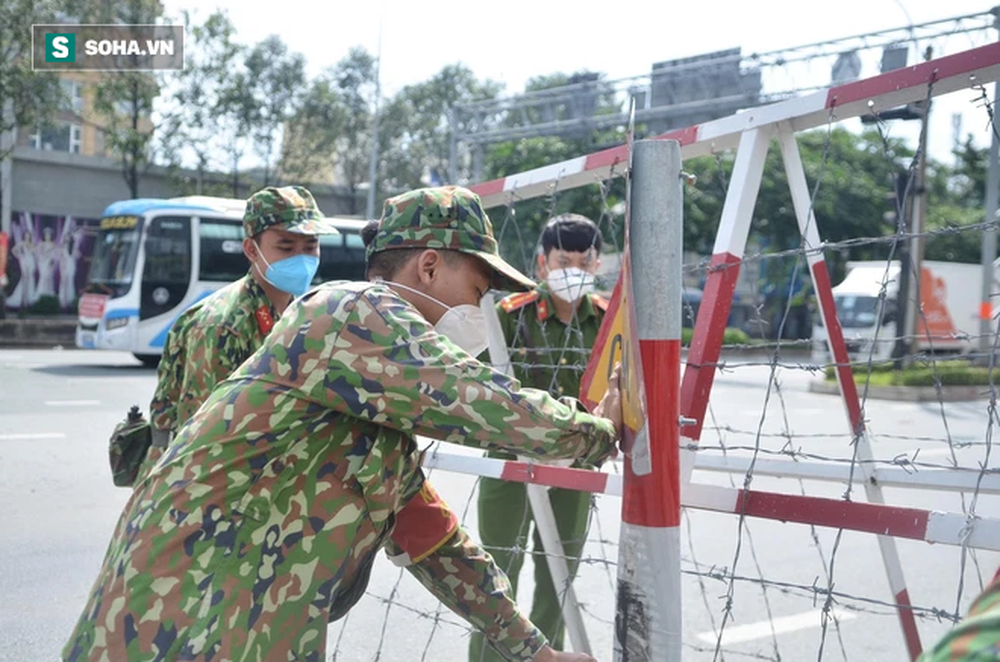 TP HCM: Dỡ hơn 300 chốt phong tỏa, rào kẽm gai, người dân vui mừng sắp được đi chợ rồi - Ảnh 2.